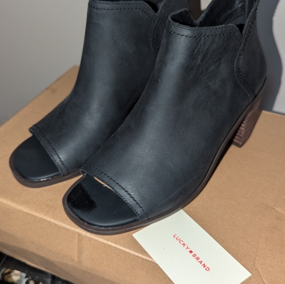 New in box, Lucky Brand black leather sandals, size 7 - Picture 3 of 6